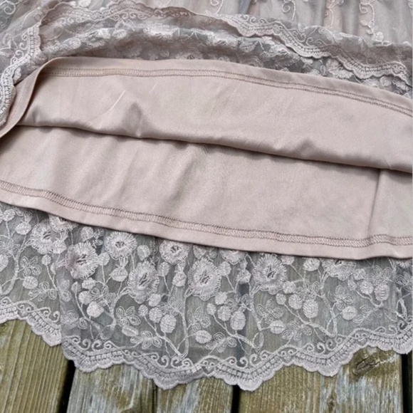 Ultra Pink ⎮ Embroidered midi skirt - Picture 6 of 7